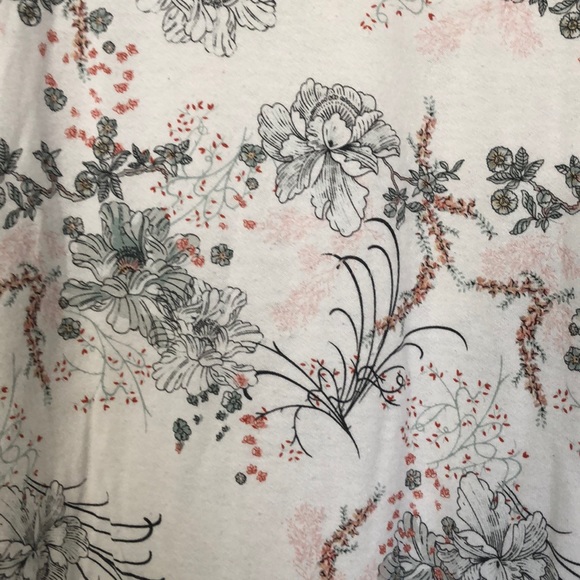 White floral tshirt - Picture 4 of 4